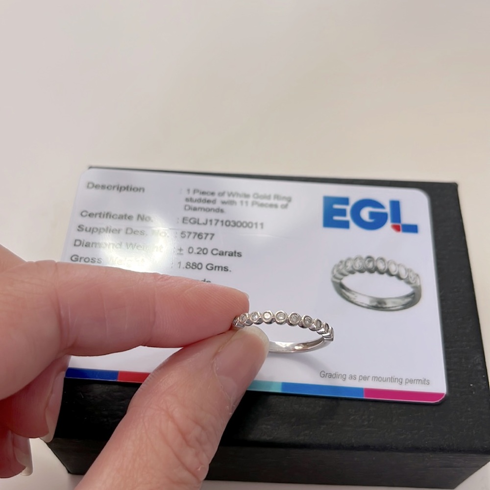 White gold ring studded with 11 diamonds
